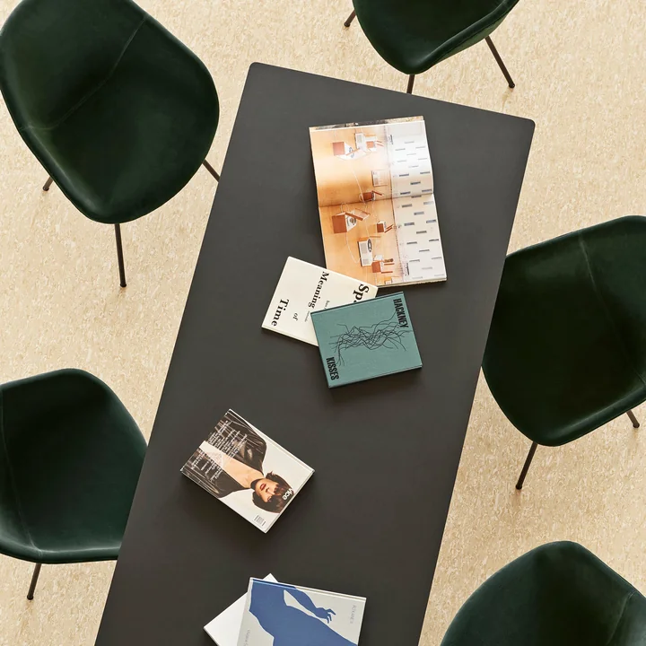 About A Chair AAC 127 van HAY met CPH-tabel