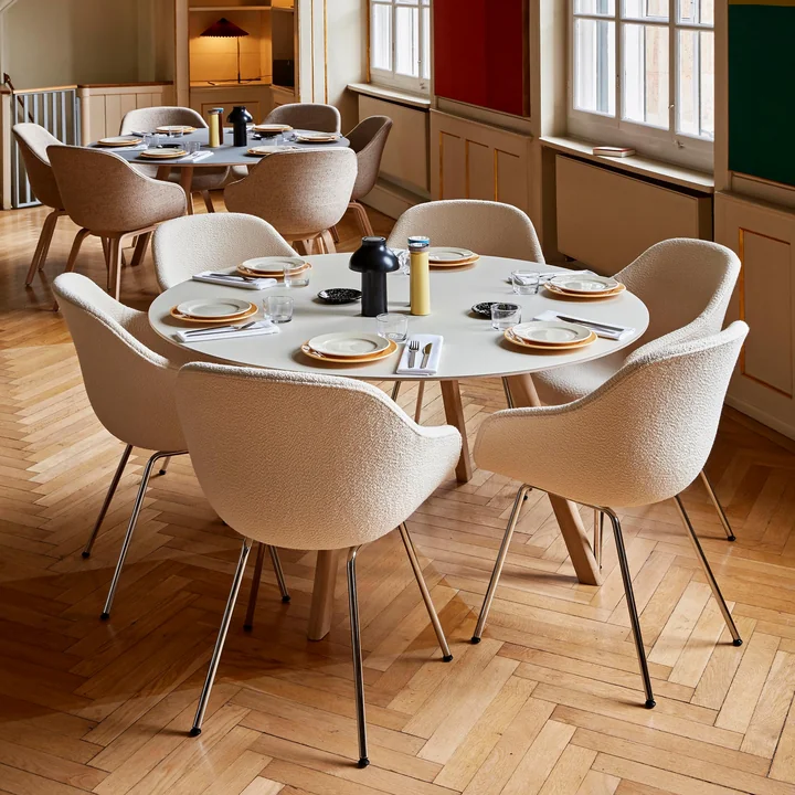 About A Chair AAC 127 in Flamiber crème A5 / Chroom voet van HAY in het restaurant