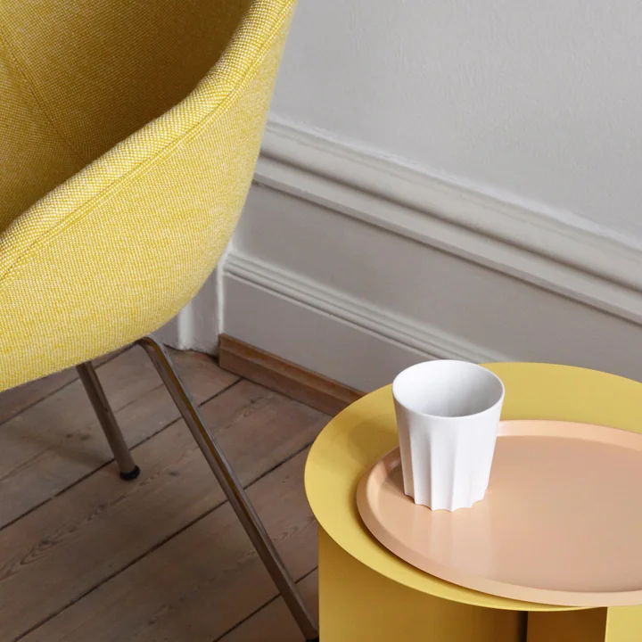 About A Chair AAC 127 met sleuftafel en ellipsvormige lade van HAY