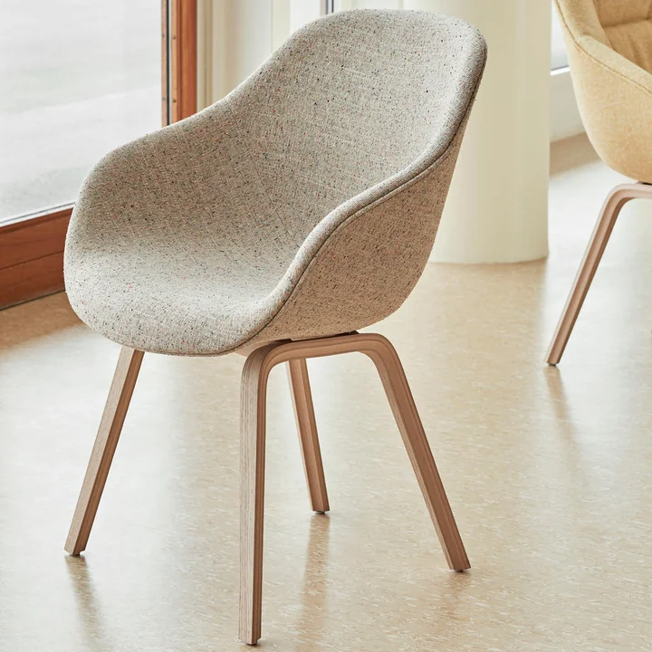 About A Chair AAC 123 van HAY in mat gelakt eiken / Bolgheri LGG60