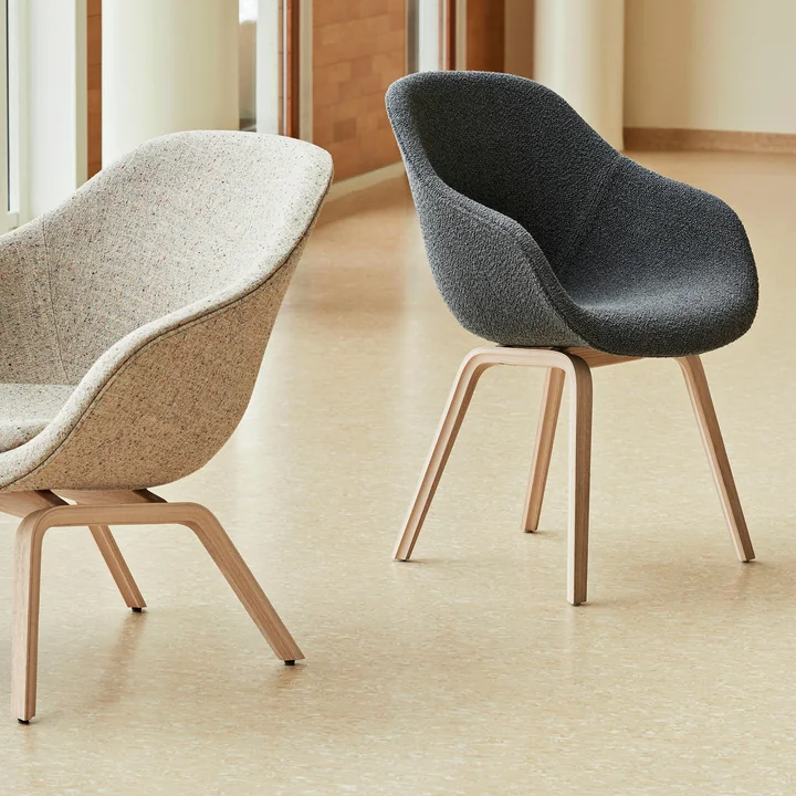 HAY - About A Chair AAC 123 in mat gelakt eiken / Flamiber houtskool C8 met AAL 83 Lounge mat gelakt eiken