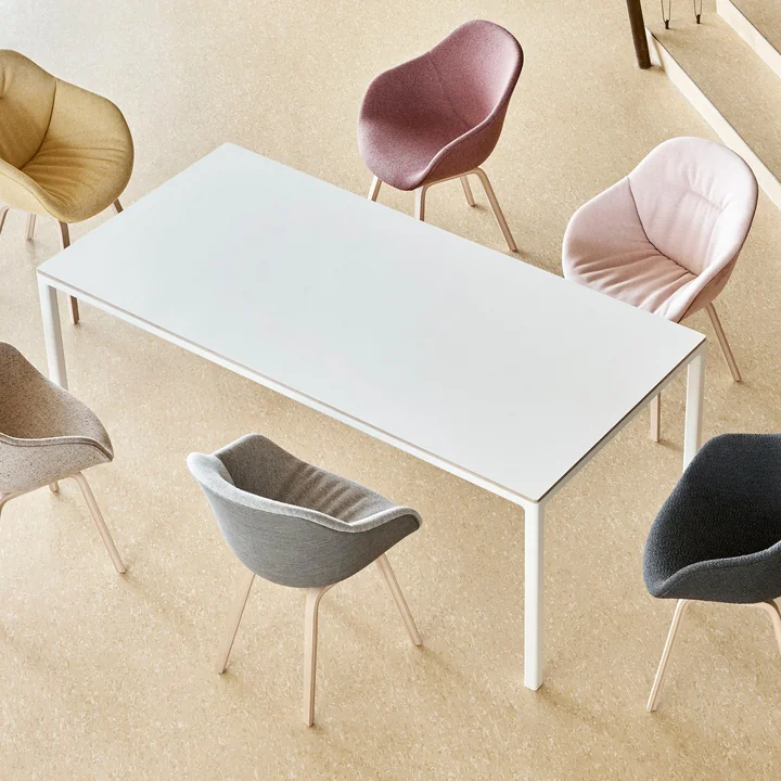 About A Chair AAC 123 van HAY aan de eettafel