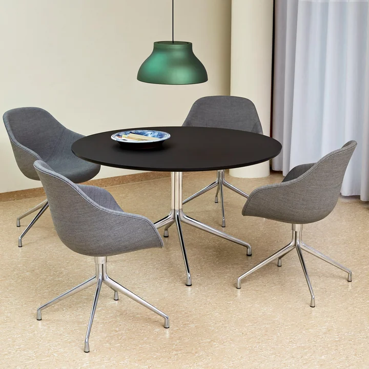 About A Chair AAC 121 met PC hanglamp van HAY