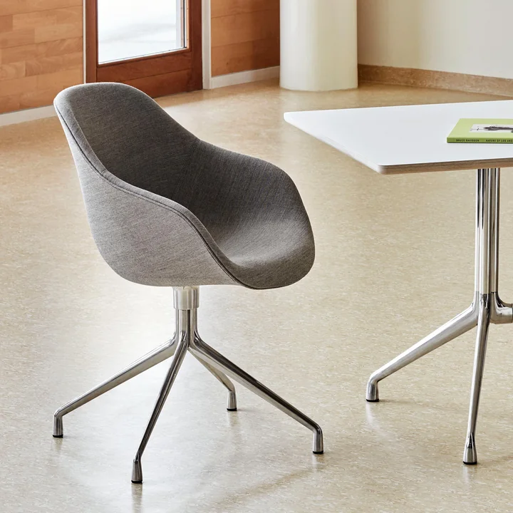 About A Chair AAC 121 van HAY aan de balie