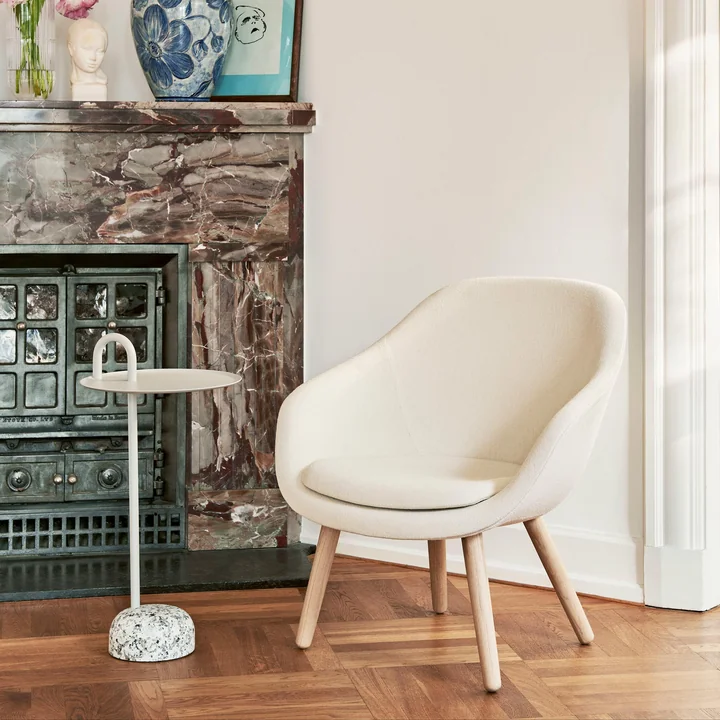 Bowler bijzettafel van HAY naast de AAL 82