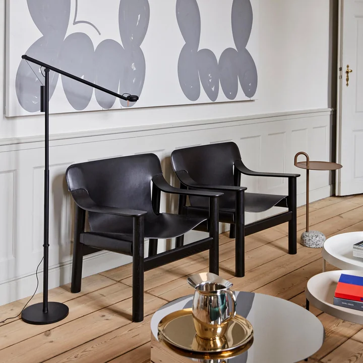 Bowler bijzettafel van HAY naast de fauteuil