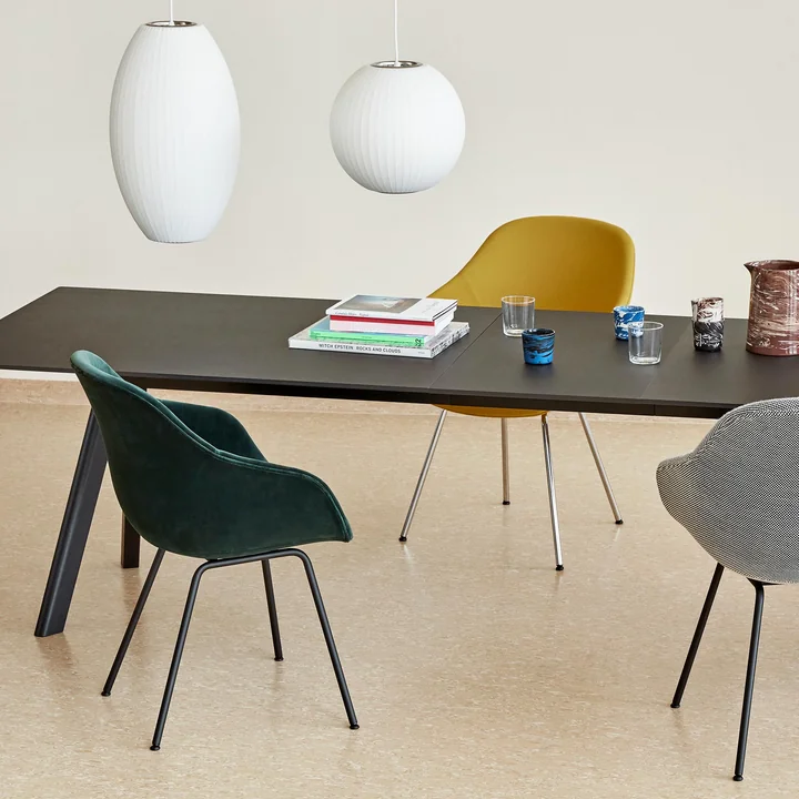 Nelson Cigar Bubble hanglamp van HAY boven de eettafel