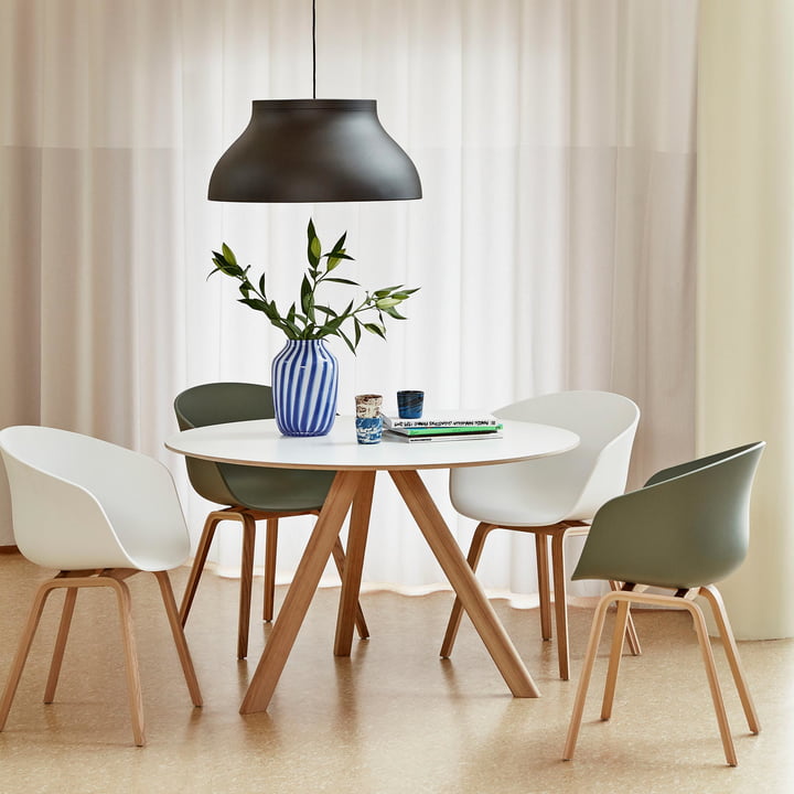 PC-hanglamp van Hay boven de CPH20 eettafel met AAC 22 stoelen