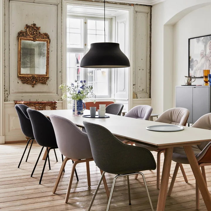 PC pendelarmatuur van HAY boven de eettafel