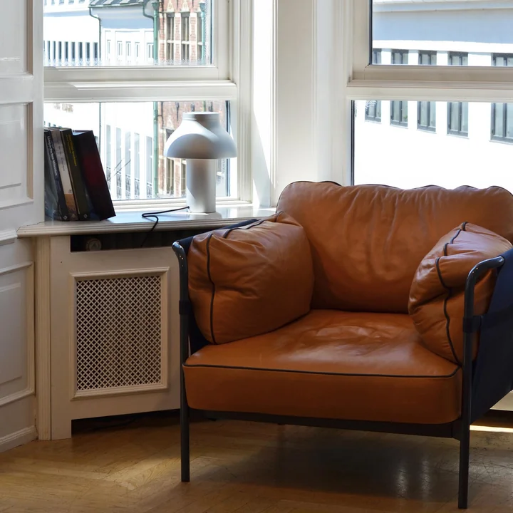 PC tafellampje op de vensterbank naast de Can fauteuil van HAY