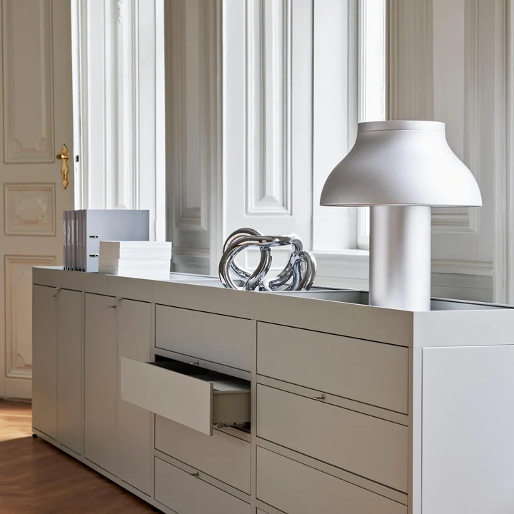 PC tafellamp van HAY op het buffetkast