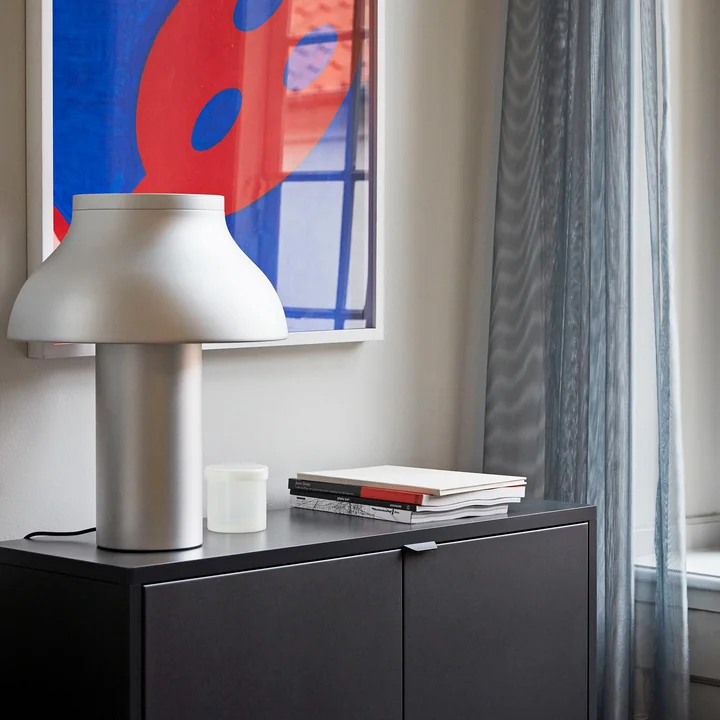 PC tafellamp van HAY op het buffetkast