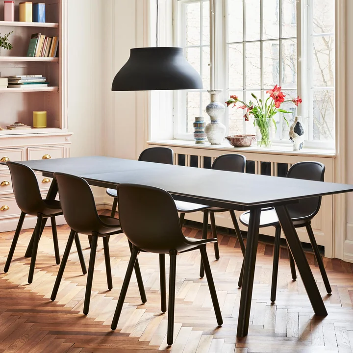 CPH30 Copenhague Eettafel (uitschuifbaar) van HAY met stoelen in de eetkamer