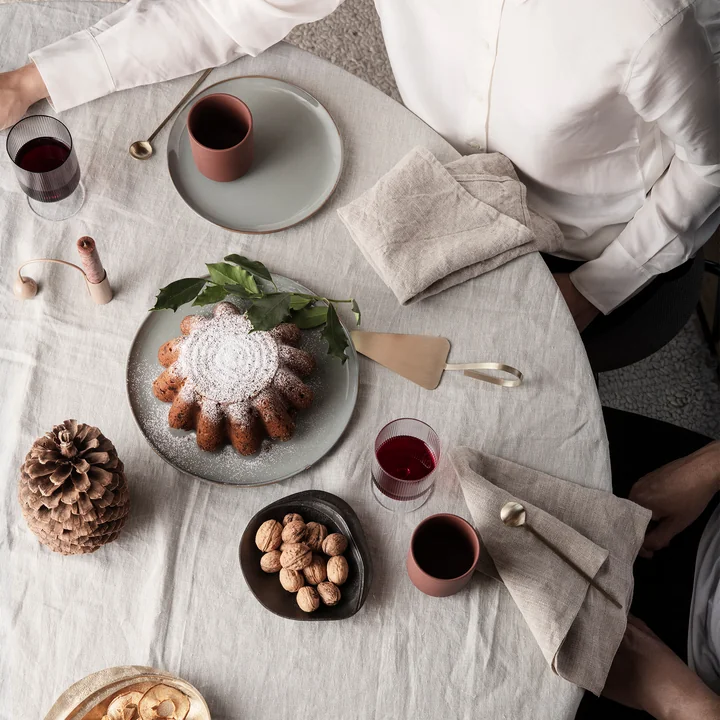 Fijne taartschep, messing van Ferm Living on the dining table