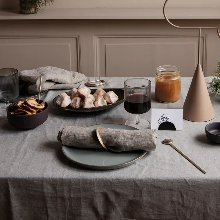 Ripple Wijnglas, Flow servetringen en Forest decoratief dienblad van Ferm Living