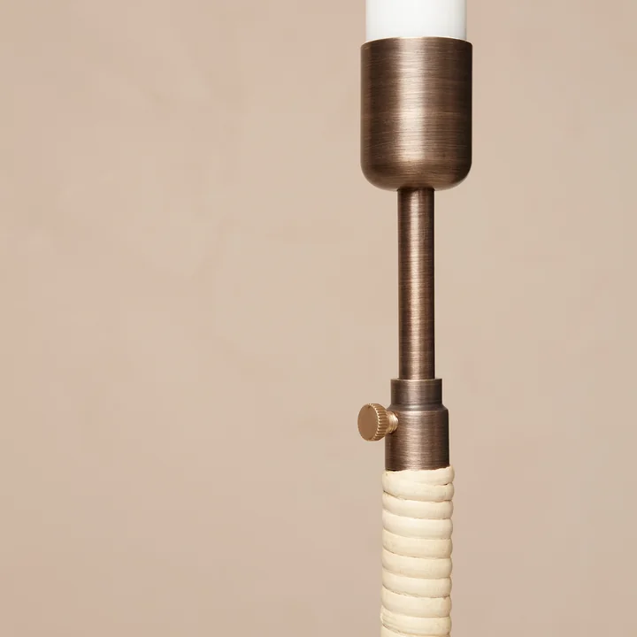 Duca kandelaar, gepolijst messing van Audo in detail