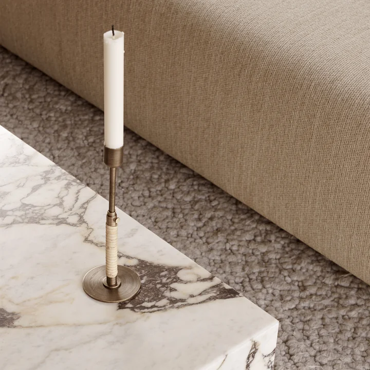 Duca kandelaar in gepolijst messing op de Plinth salontafel Audo