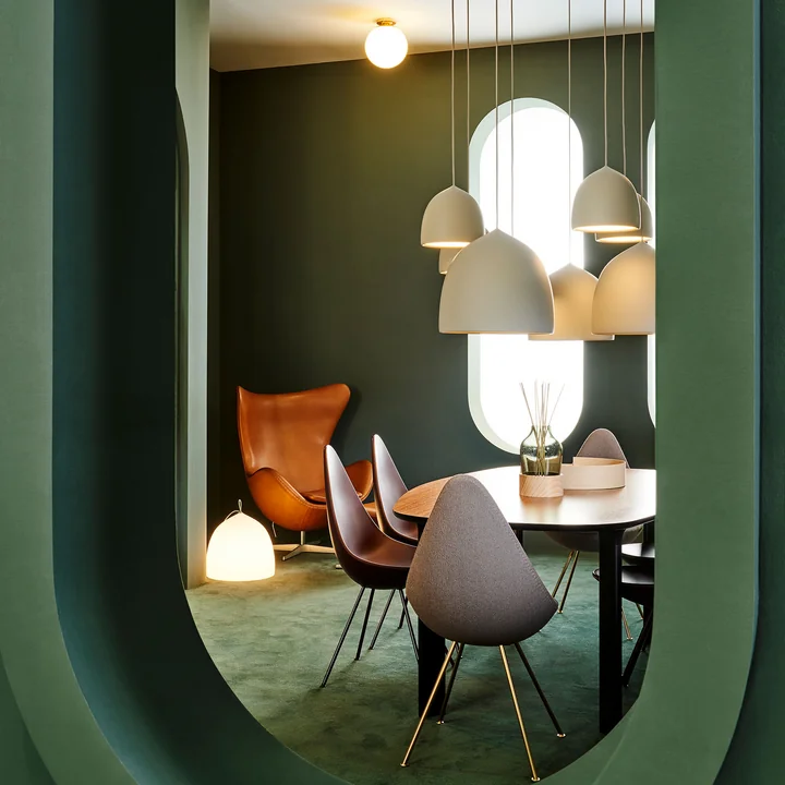 Drop Chair en Suspence Hanglamp van Fritz Hansen
