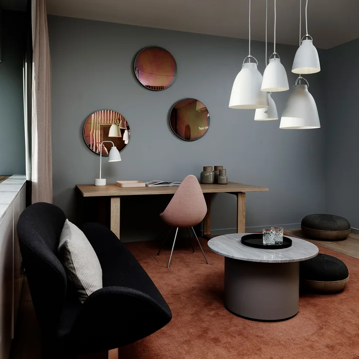 Drop Stoel en Caravaggio hanglamp van Fritz Hansen