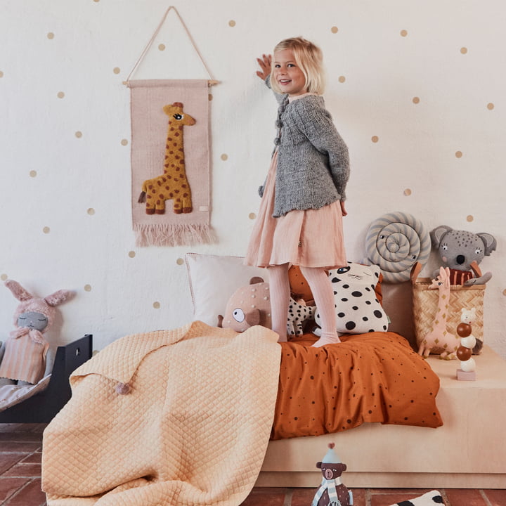 Kindertapijt met dierenmotief, giraffe / roos van OYOY op de wand