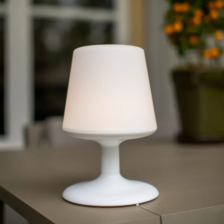 Licht om te gaan op een batterij gevoede tafellamp van Koziol