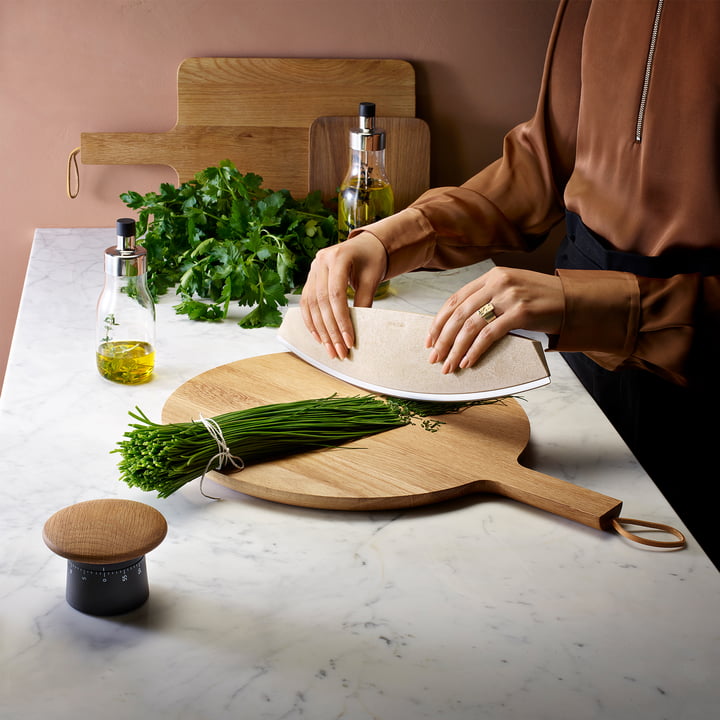 Korte termijn mes, pizza- en kruidenmes en Nordic Kitchen houten snijplank van Eva Solo.