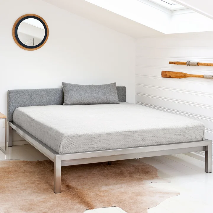 Puur bed (incl. gestoffeerd hoofdbord Velito grijs) van Hans Hans Hansen in roestvrij staal.