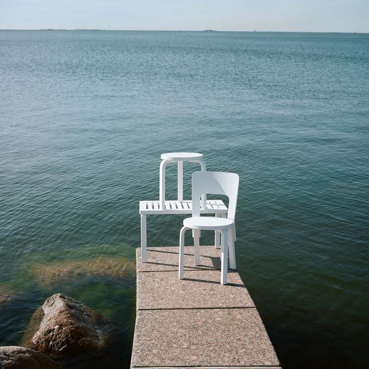 Bank 153 van Artek in wit geschilderd door Artek