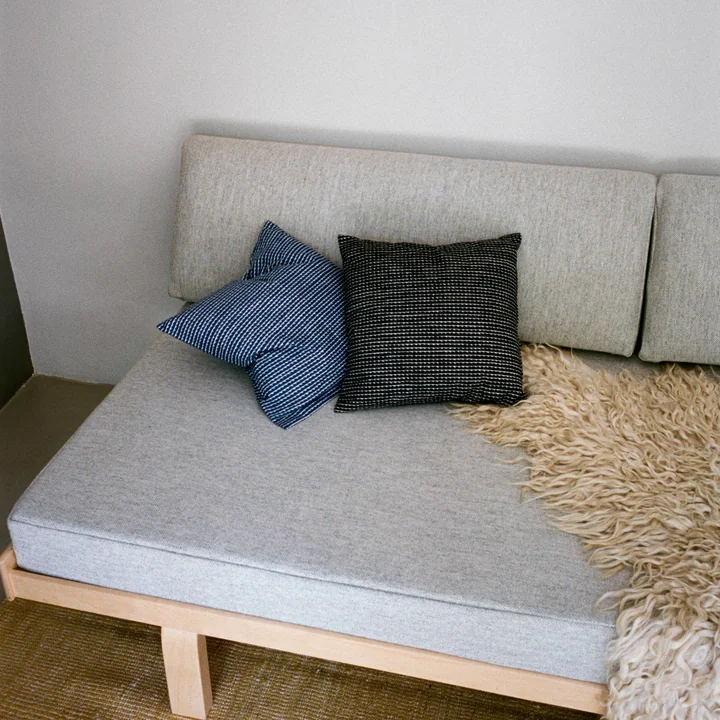 Dagbed 710 van Artek in berken helder gelakt / Dekbedovertrek Hallingdal 65 lichtgrijs (110)