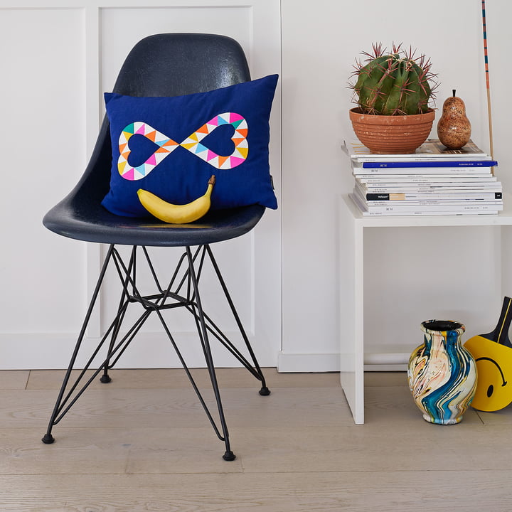 Geborduurd kussen Dubbel Hart 2 40 x 40 cm van Vitra in het blauw.