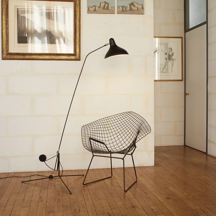 Mantis BS1 vloerlamp, zwart van DCW naast de fauteuil, zwart van DCW.