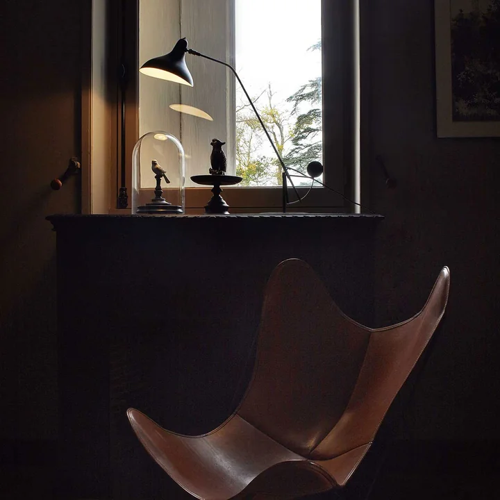 Mantis BS3 tafellamp, zwart van DCW op de vensterbank, zwart van DCW