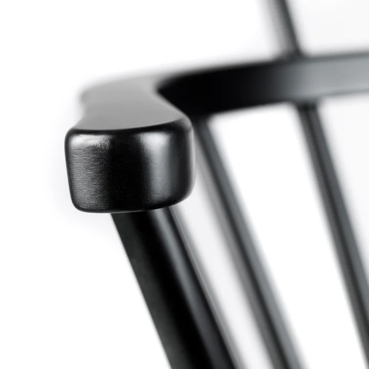 J52B Fauteuil, zwarte beuk van FDB Møbler in detail.