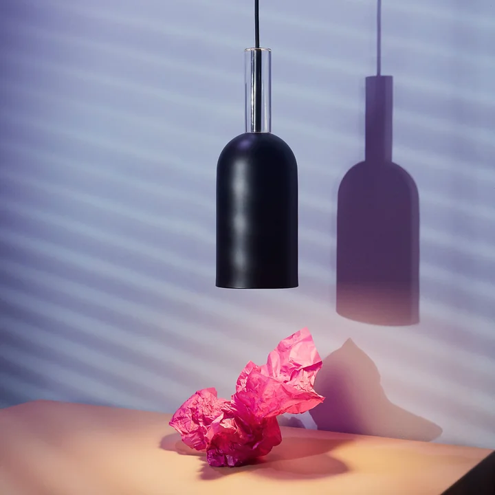 Luceo hanglamp van AYTM boven de tafel