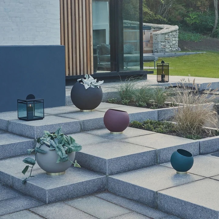 Globe Bloempot van AYTM op het terras