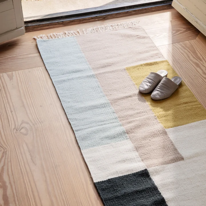 Situatiebeeld van de Ferm Living Kelim Rug vierkanten in de afmetingen 70 x 180 cm.
