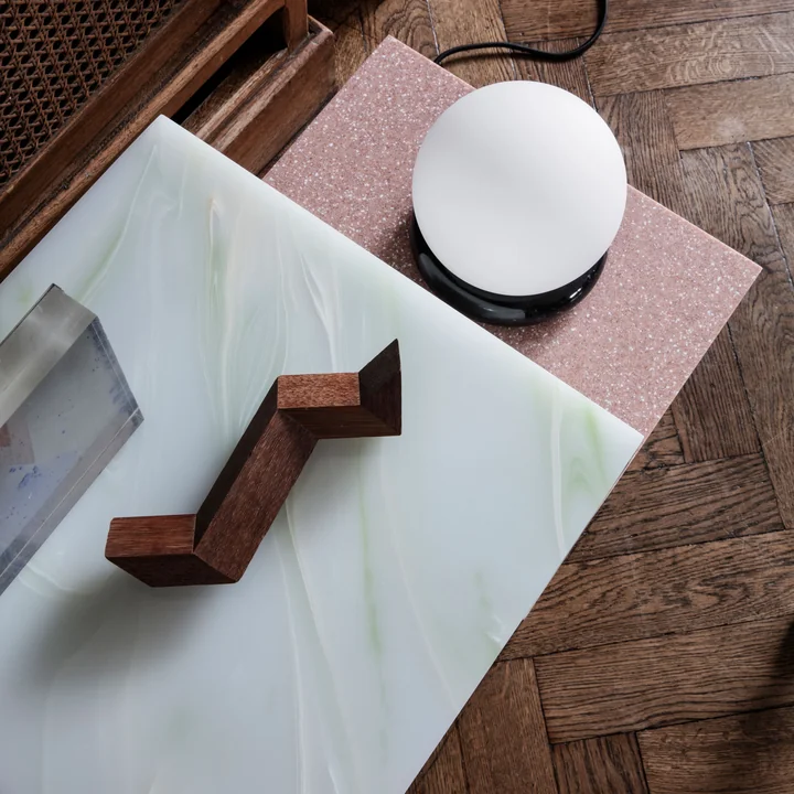 Distinct Bijzettafel van Ferm Living in de woonkamer