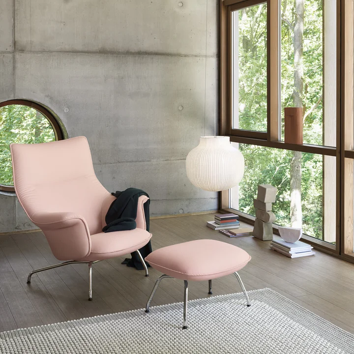 Doze Lounge Chair van Muuto met chromen onderstel / roze hoes (Forest Nap 512)