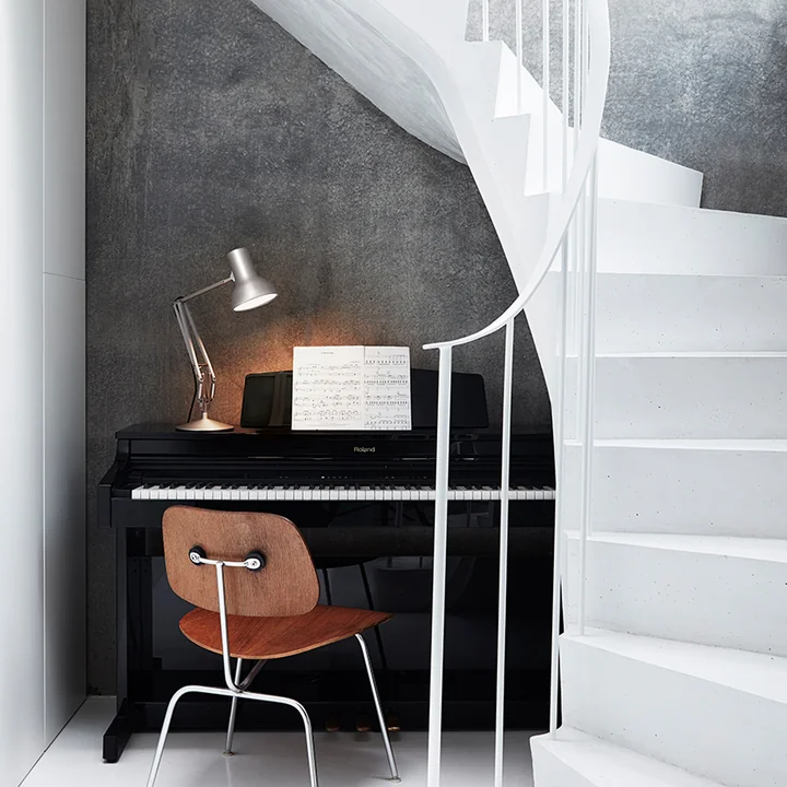 Type 75 Mini Tafellamp van Anglepoise op het bureau