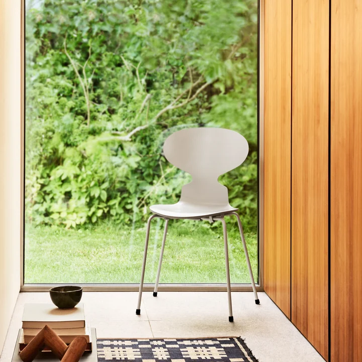 De mierenstoel Monochroom van Fritz Hansen in lichtgrijs