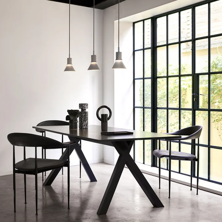 Type 80 pendelarmatuur van Anglepoise boven de eettafel