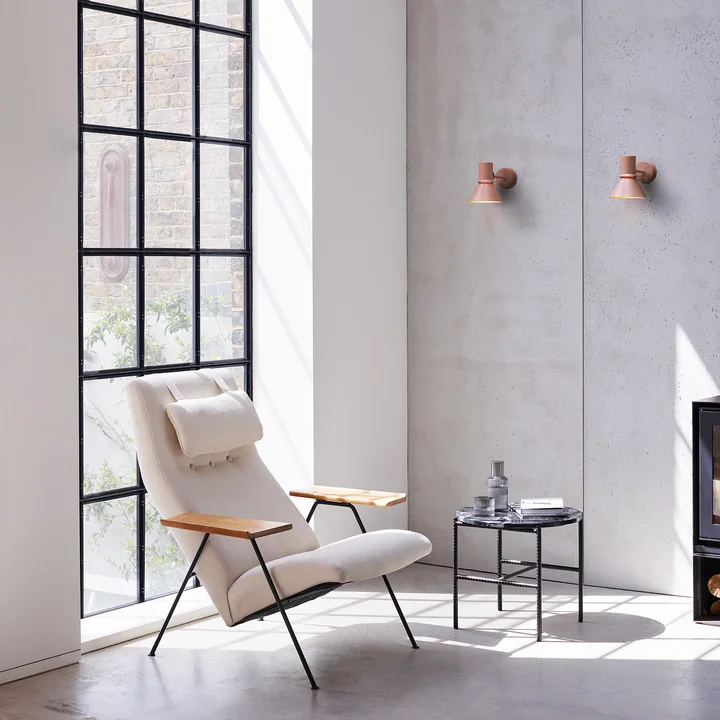 Type 80 Wandlamp, Rose Pink van Anglepoise in de woonkamer