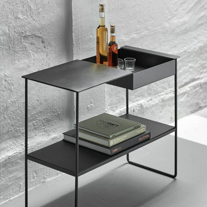 Console tafel met dienblad van LindDNA in aluminium zwart / Bull zwart