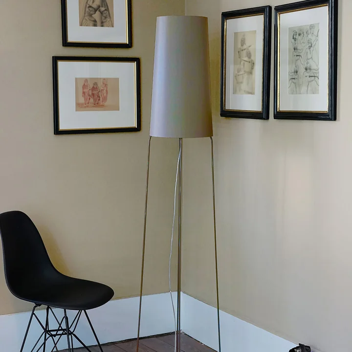 Slimsophie Staande lamp met LED-dimmer van frauMaier in grijs (RAL 7047)