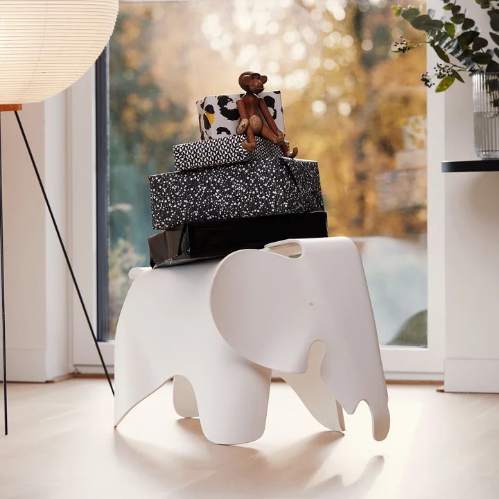 Eames Elephant uit Vitra met de houten aap door Kay Bojesen
