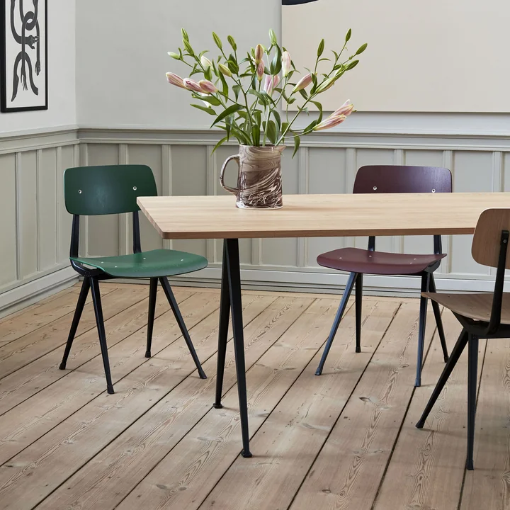 Piramidetafel, marmeren kruik en Result stoel van HAY