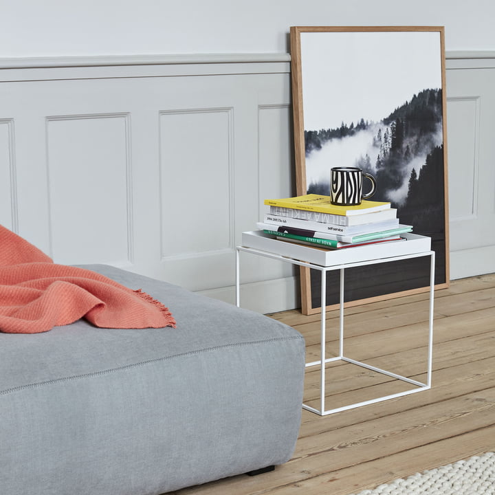 Mistige bosaffiche door kunstzinnige en Tray Table Houten Beker en Maw Maw Soft Sofa van Hay