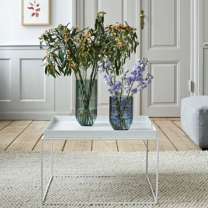 Dienbladtafel en Colour vaas door HAY