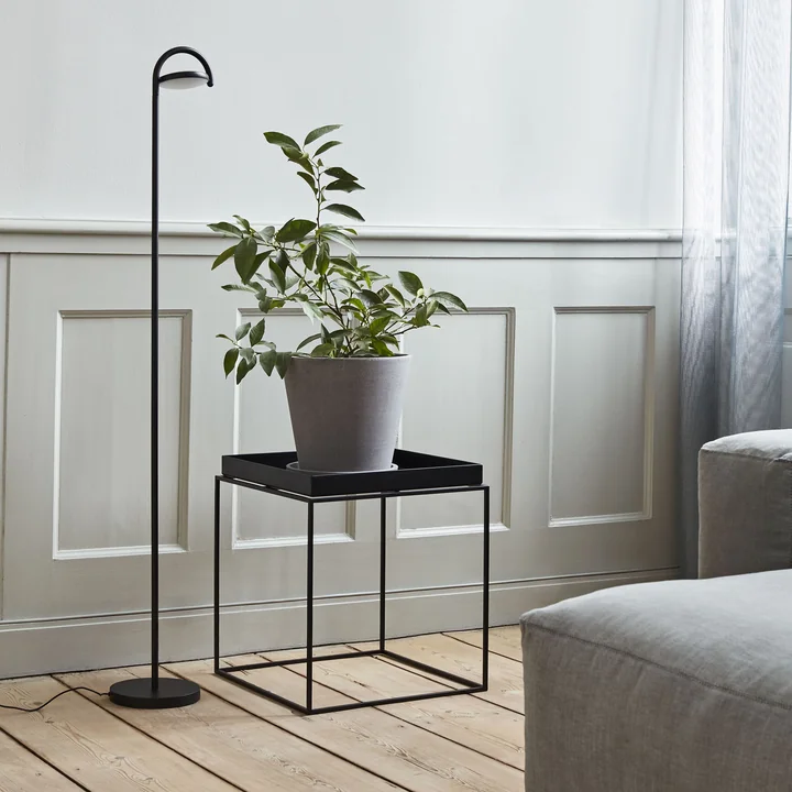 Marselis LED staande lamp, dienblad tafel en bloempot met onderzetter door HAY