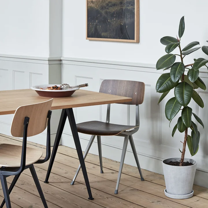 Keukentang, piramidetafel, Result stoel en bloempot met schotel van HAY